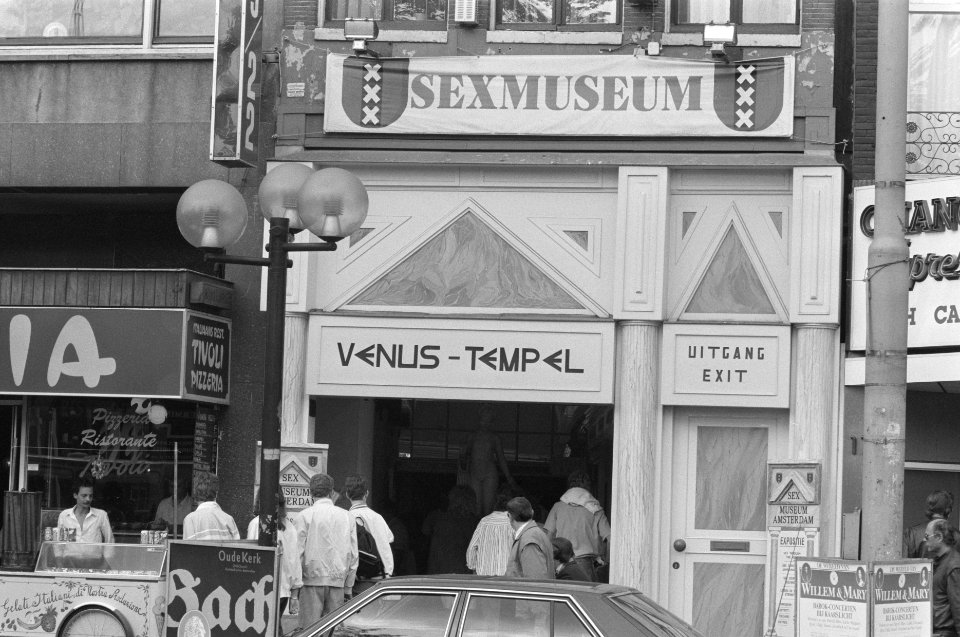 Opdracht De Stem ingang Sexmuseum op Damrak, Bestanddeelnr 934-2931