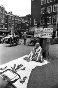 Opdracht De Volkskrant protest bij Lievertje op Spui in Amsterdam tegen de o, Bestanddeelnr 932-1786