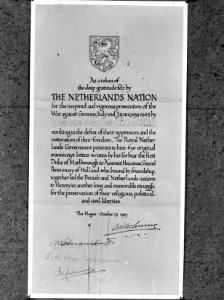 Oorkonde van H.M. de Koningin voor Winston Churchill, ten geleide van een aantal, Bestanddeelnr 900-0337