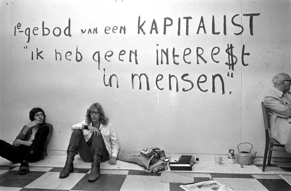 Op de muur staat het Eerste Gebod van Kapitalist, Bestanddeelnr 923-8295