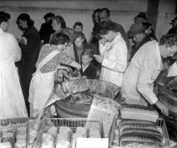 Ontzet Leiden uitreiking haring en wittebrood, Bestanddeelnr 905-3414