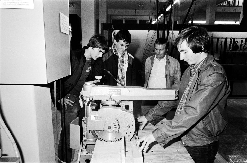 Opdracht De Stem . Scholieren in veiligheidsinstituut in Amsterdam, Bestanddeelnr 932-1146