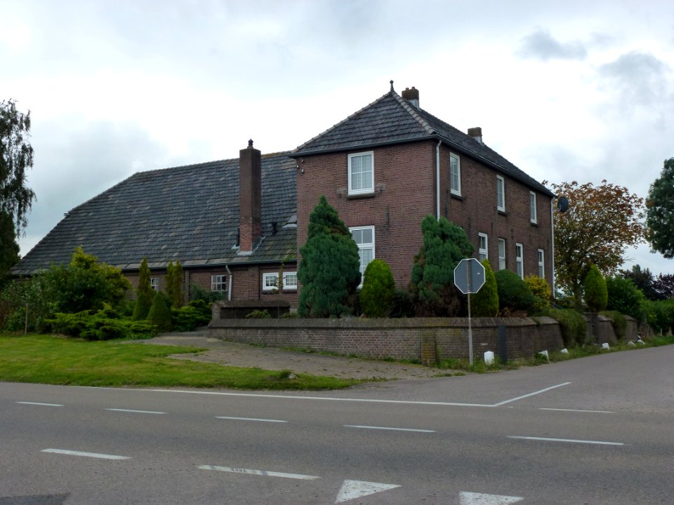 Ooijpolder, terpboerderij Leuthsestraat 5, Ooij