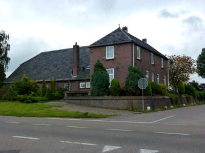 Ooijpolder, terpboerderij Leuthsestraat 5, Ooij