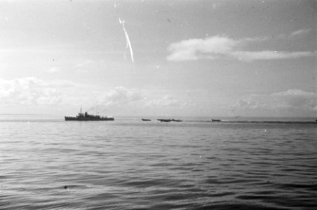 Oorlogsschip en landingsvaartuigen op zee, Bestanddeelnr 2382