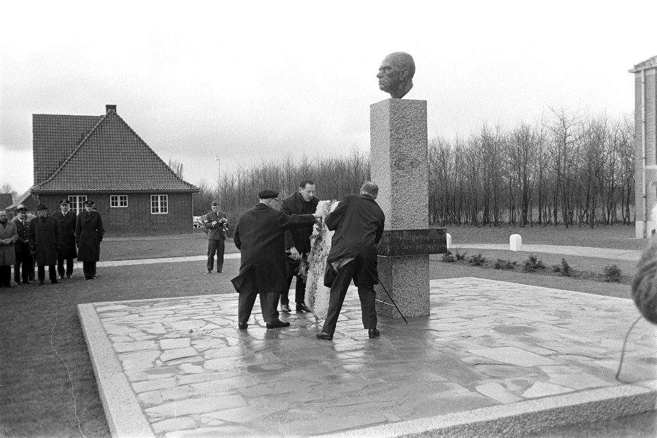 Onthulling monument ter nagedachtenis aan de verzetsstrijder J.J.F. Borghouts in, Bestanddeelnr 920-1707