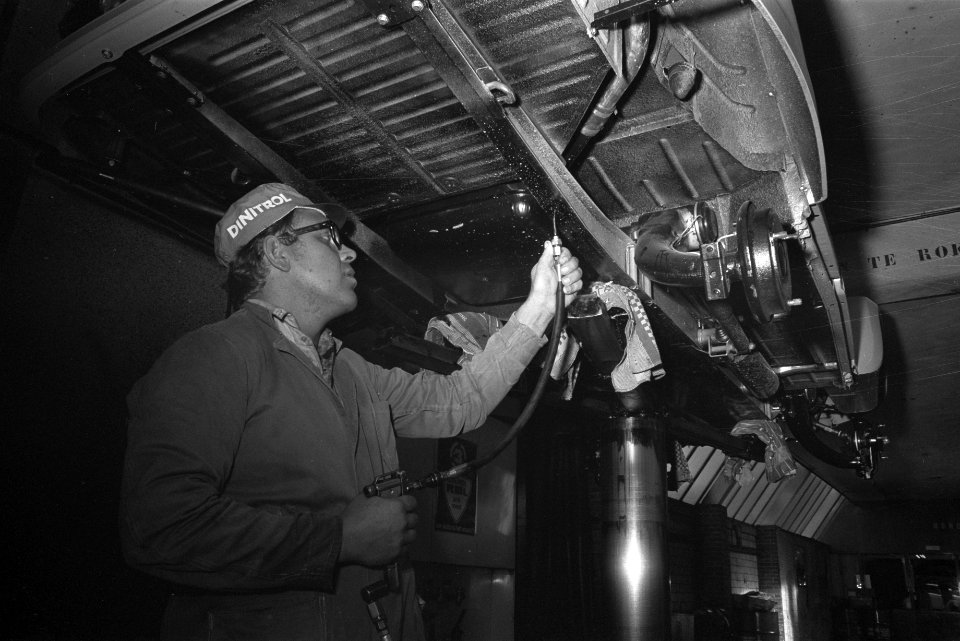 Opdracht Bureau van Rijswijk, Dimitrolbehandeling in garage VAV, Amsterdam, Bestanddeelnr 924-8749