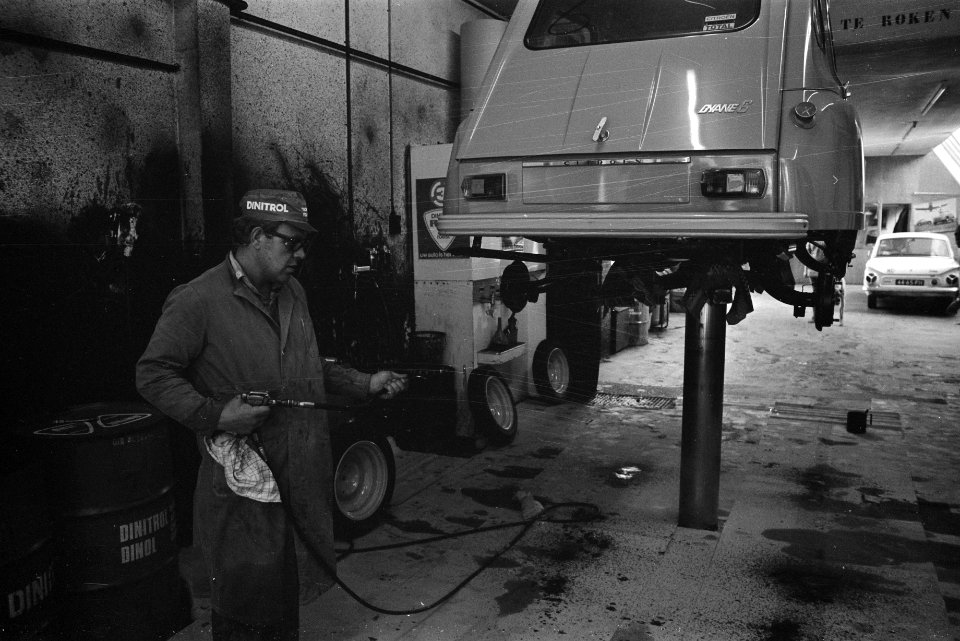 Opdracht Bureau van Rijswijk, Dimitrolbehandeling in garage VAV, Amsterdam, Bestanddeelnr 924-8752