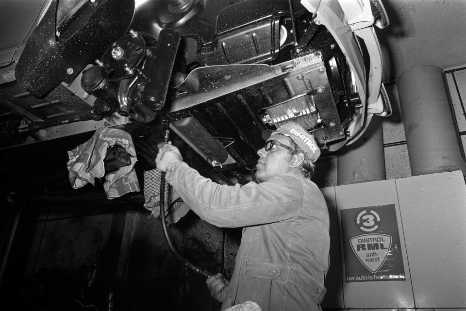 Opdracht Bureau van Rijswijk, Dimitrolbehandeling in garage VAV, Amsterdam, Bestanddeelnr 924-8751