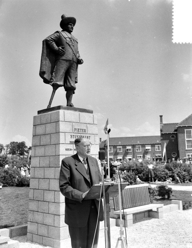Onthulling standbeeld Pieter Stuyvesant door minister Kernkamp te Wolvega, Bestanddeelnr 907-2299