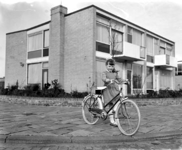Opdracht Burco meisje met fiets, Bestanddeelnr 910-1724