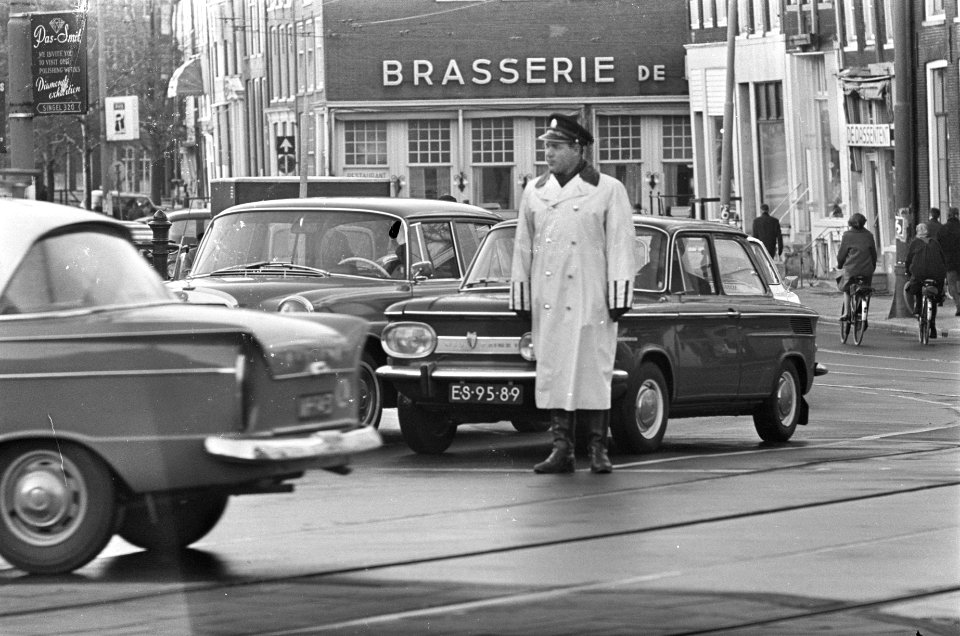 Opdracht Elsevier, agent regelt verkeer op Koningsplein te Amsterdam, Bestanddeelnr 920-0957
