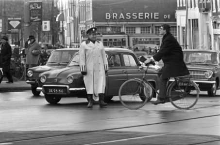 Opdracht Elsevier, agent regelt verkeer op Koningsplein, Bestanddeelnr 920-0956