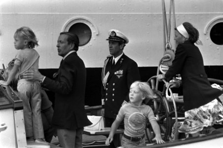 Op de Groene Draeck varen prins Claus met twee kinderen met links Willem Alexand, Bestanddeelnr 928-1049