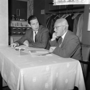 Opdracht De SPAR , heer Notebaert , in gesprek met prof. Bouwman (rechts), Bestanddeelnr 918-1245
