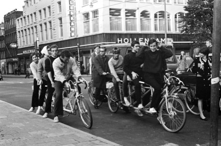 Op de fiets Parijs-Amsterdam-Parijs door acht Franse studenten op hun vierpersoo, Bestanddeelnr 920-7516