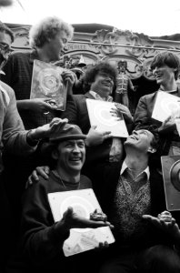 Opdracht de Limburger. Andre Hazes overhandigt Drukwerk gouden platen voor hun, Bestanddeelnr 932-0149
