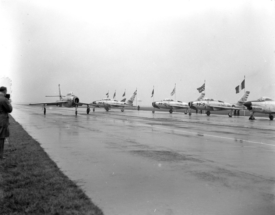 Op de vliegbasis Volkel werden vier Thunderstreaks jachtbommenwerpers door de Ve, Bestanddeelnr 907-4938