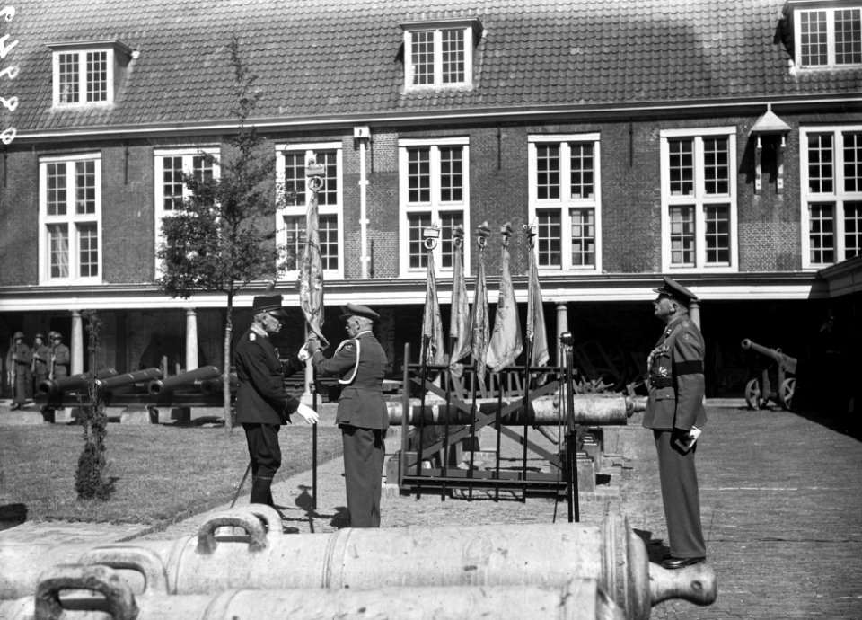 Op de buitenplaats van het Nederlands Legermuseum te Lelden zijn zes vaandels va, Bestanddeelnr 902-3242