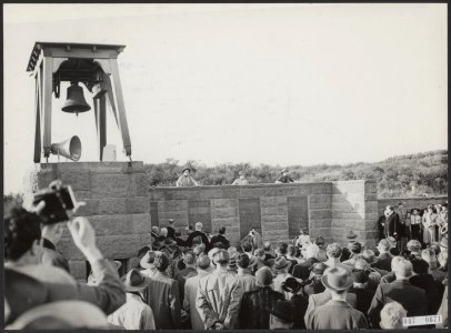 Op de Erebegraafplaats te Bloemendaal zijn zaterdagmiddag vier gedenkplaten aang, Bestanddeelnr 047-0671