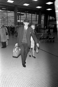 Opdracht De Nieuwe Krant , man met koffer op Schiphol, Bestanddeelnr 926-0097