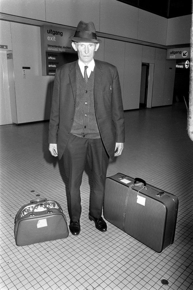 Opdracht De Nieuwe Krant , man met koffer op Schiphol, Bestanddeelnr 926-0096