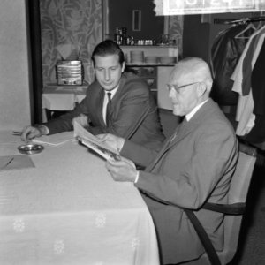 Opdracht De SPAR , heer Notebaert , in gesprek met prof. Bouwman (rechts), Bestanddeelnr 918-1247
