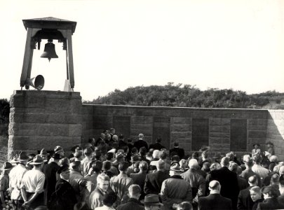 Op de Erebegraafplaats onthulde Minister-president Dr. W. Drees zaterdag vier gedenkplaten die in de muur zijn aangebracht. Aangekocht in 1977 van fotograaf C. de Boer. Identificatienummer 5, NL-HlmNHA 1478 25900 K 38