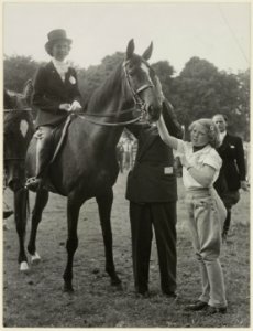 Op de Nationale Jeugd Ruiterdag hangt prinses Beatrix een rozette aan het paard Crimee van Tonny Eysvogel, die kampioen werd bij de meisjes. NL-HlmNHA 54004179