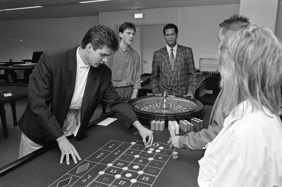 Opdracht De Gelderlander , opleiding croupiers bij Casino Amsterdam, Bestanddeelnr 934-0663