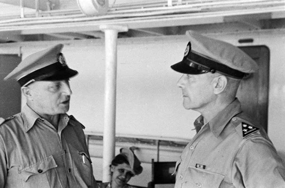 Op 24 maart vertrok de Sibajak van Priok met repatrierende militairen onder wi, Bestanddeelnr 1597-4-2