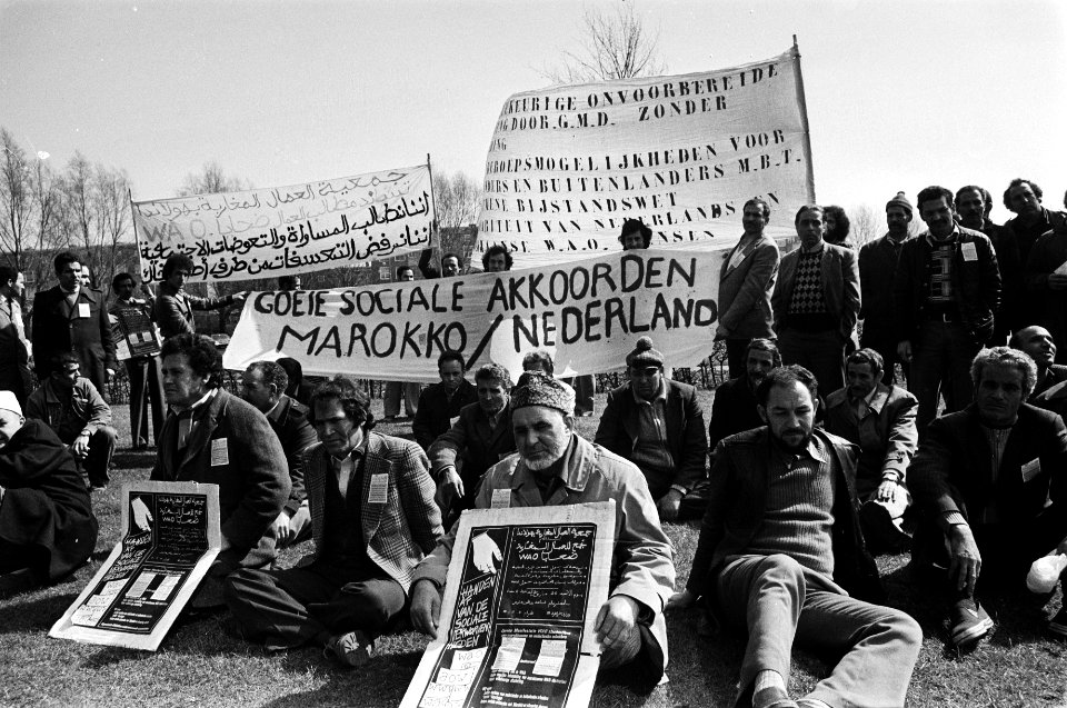 Op de spandoeken staat oa Goeie sociale akkoorden Marokko Nederland, Bestanddeelnr 930-2206