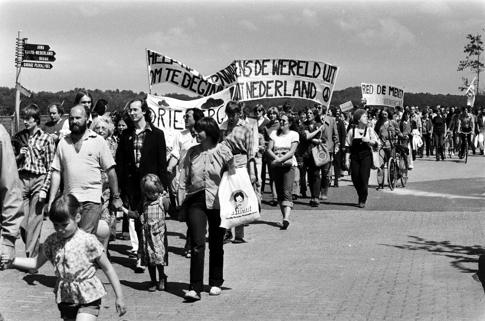 Op de spandoeken staat o.a. Help alle kernwapens de wereld uit - om te beginnen, Bestanddeelnr 930-2745