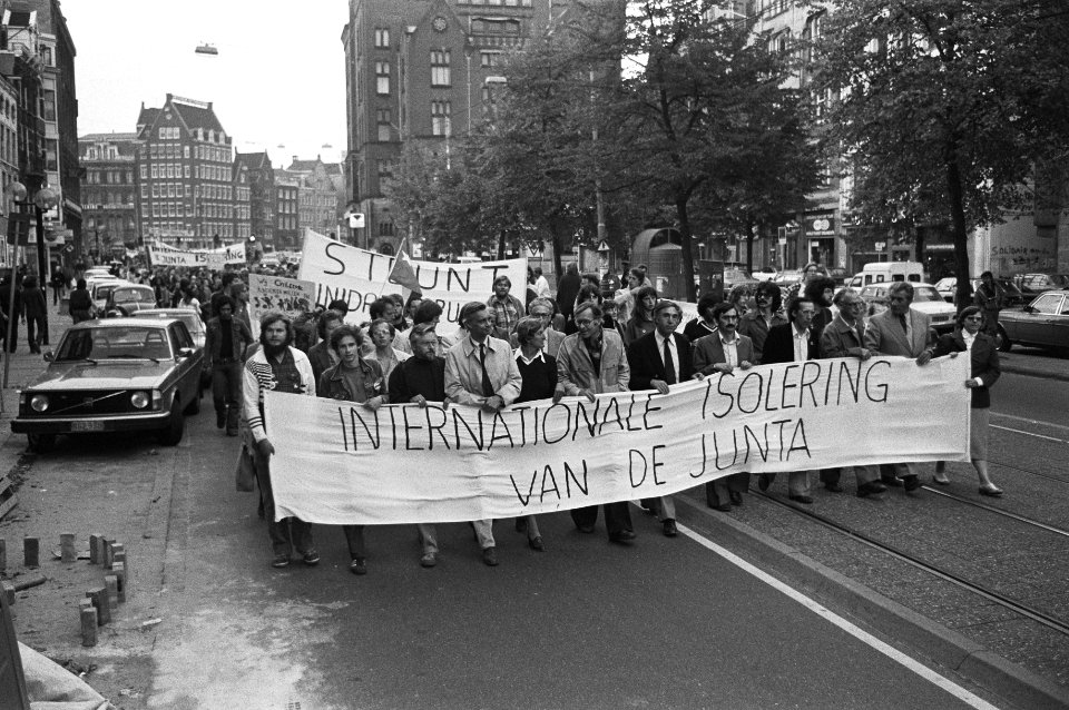 Op de spandoeken o.a. Internationale isolering van de junta, Bestanddeelnr 930-4368