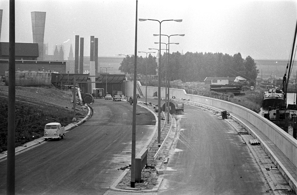 Op de voorgrond de IJ tunnel in- en uitgang bij het Kraayenplein, Amsterdam Noo…, Bestanddeelnr 921-5772
