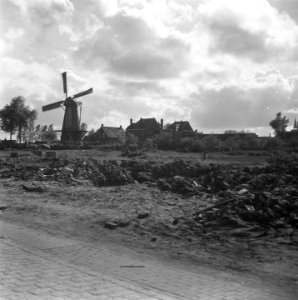 Op de voorgrond puin en tankgracht. In de achtergrond geallieerde militairen m, Bestanddeelnr 901-4649