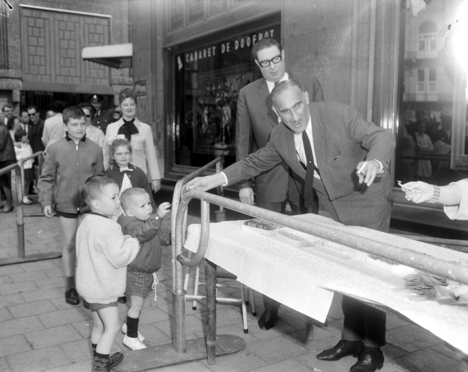 Opdracht de Gruyter, de Doofpot van Max Tailleur , Rembrandtsplein, Bestanddeelnr 917-7635