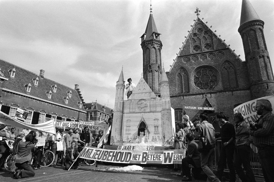 Op de spandoeken o.a. 10 jaar Milieubeleid - 10 jaar ..en Milieubehoud - he, Bestanddeelnr 930-4357