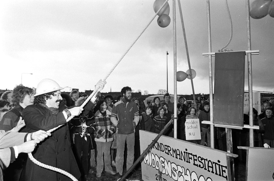 Op de spandoeken o.a. de teksten Middenschool nu en Kindermanifestatie midd…, Bestanddeelnr 930-1780