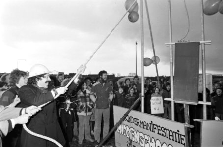 Op de spandoeken o.a. de teksten Middenschool nu en Kindermanifestatie midd…, Bestanddeelnr 930-1780