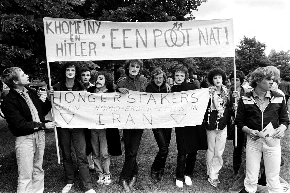 Op de spandoeken Khomeiny en Hitler EEN POOT NAT en Hongerstakers ... hom, Bestanddeelnr 930-3389