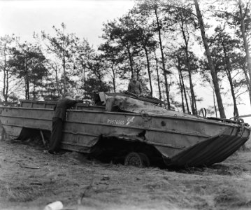 Oorlogsmuseum bij Overloon. DUKW, amfibisch voertuig, Bestanddeelnr 901-0502