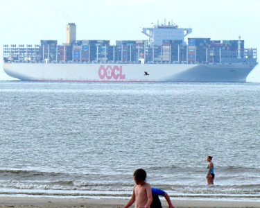 OOCL Germany vor Badestrand
