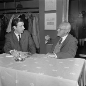 Opdracht De SPAR , heer Notebaert , in gesprek met prof. Bouwman (rechts), Bestanddeelnr 918-1249
