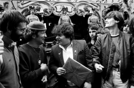 Opdracht de Limburger. Andre Hazes overhandigt Drukwerk gouden platen voor hun, Bestanddeelnr 932-0146