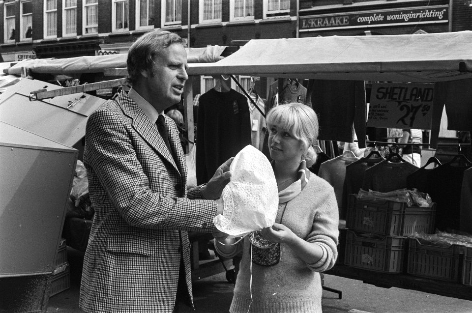 Opdracht Continental Public Relations , vrouw op de markt, Bestanddeelnr 929-3320