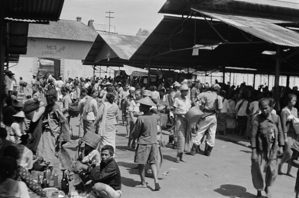 Ook in Salatiga is het leven weer in normale banen teruggekeerd en wordt er op d, Bestanddeelnr 360-4-2