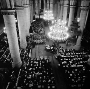 Opdracht Continental Public Relations in kerk in Leiden, Bestanddeelnr 927-5308