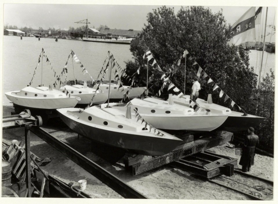 Op de Rietpol worden zes zelfgebouwde Juno-jachten tewater gelaten door de J.VW. (Jachtvereniging Watervrienden). NL-HlmNHA 54020631