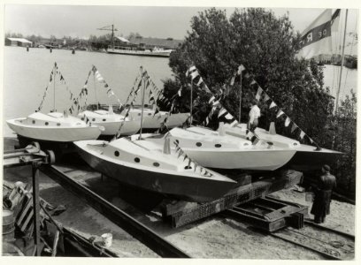 Op de Rietpol worden zes zelfgebouwde Juno-jachten tewater gelaten door de J.VW. (Jachtvereniging Watervrienden). NL-HlmNHA 54020631